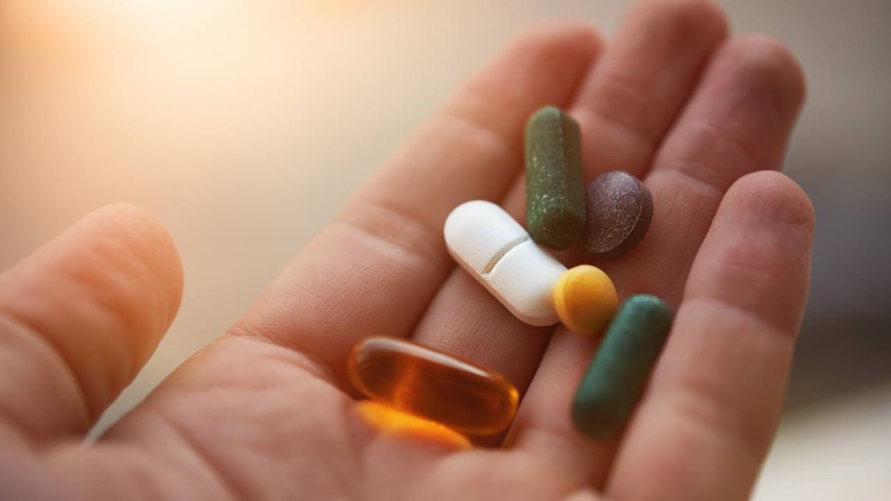 તમારા શરીરને કેટલા વિટામિનની જરૂર છે તે કેવી રીતે નક્કી કરવું. રક્ત પરીક્ષણો: 25(OH) વિટામિન D, વિટામિન B12 અને ફોલિક એસિડ જેવા પરીક્ષણો કરાવો. સપ્લિમેન્ટ્સને બદલે ફળો, શાકભાજી, દૂધ, કઠોળ અને બદામ જેવા બેલેન્સ આહારમાંથી તમારા વિટામિન્સ લો.
