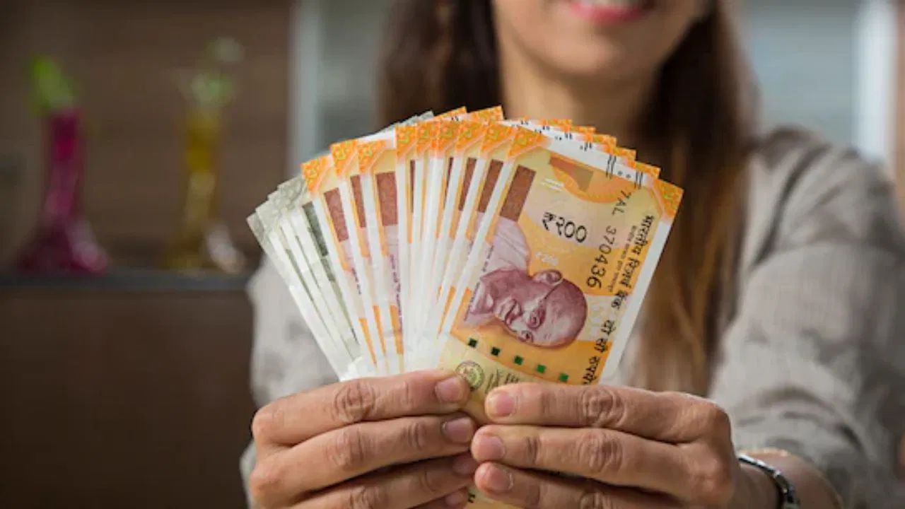 રાષ્ટ્રીય બચત પ્રમાણપત્ર - NSC પાંચ થી દસ વર્ષના સમયગાળા માટે સ્થિર વ્યાજ દર પ્રદાન કરે છે અને કર લાભો પણ આપે છે. મહિલાઓ માટે આ એક વિશ્વસનીય લાંબા ગાળાના રોકાણ વિકલ્પ છે.