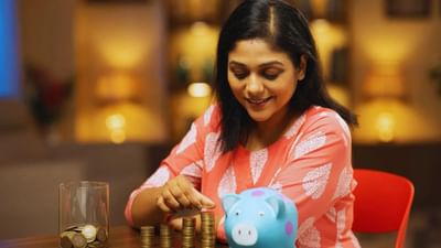 મહિલા સન્માન બચત પ્રમાણપત્ર: આ મહિલાઓ માટે એક સંપૂર્ણપણે સલામત યોજના છે, જે તમે કોઈપણ પોસ્ટ ઓફિસમાં શરૂ કરી શકો છો. તે 7.5% ના ઉત્તમ વ્યાજ દર આપે છે. તમે ઓછામાં ઓછા ₹1,000 થી શરૂઆત કરી શકો છો અને વધુમાં વધુ ₹2 લાખ જમા કરાવી શકો છો. સૌથી સારી વાત એ છે કે, તમે એક વર્ષ પછી તમારા 40% પૈસા ઉપાડી શકો છો.