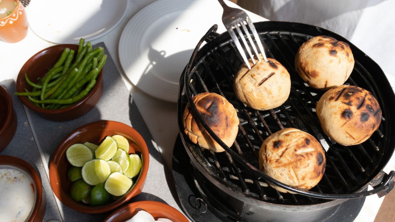 સૌપ્રથમ તો, ચોખા બનાવવા માટે રીંગણને ધોઈ સાફ કર્યા બાદ તેમાં 2–3 ચીરા કરવામાં આવે છે, જેથી અંદર કોઈ જંતુ કે કાચો ભાગ છે કે નહીં તેની તપાસ થઈ શકે અને રાંધવામાં સરળતા મળે. ચીરામાં લીલા મરચાં અને લસણ મૂકવું એ પરંપરાગત રીત છે, જે સ્વાદ વધારવામાં મદદ કરે છે. હવે આગળ રીંગણને તેલ લગાવી ટામેટાં સાથે ચૂલા પર શેકવામાં આવે છે અને વચ્ચે વચ્ચે ફેરવવામાં આવે છે, જેથી બંને બાજુ સમાન રીતે શેકી શકાય.