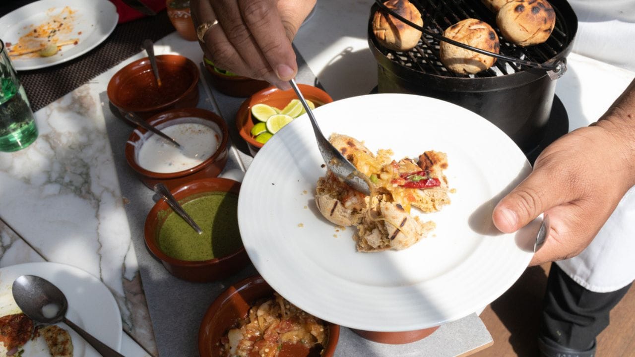 ચટણી બનાવવા માટે 2 ટામેટાં, 1 ચમચી કોથમીર, 3 લીલા મરચાં, સ્વાદ પ્રમાણે મસાલા, 1 ઇંચ આદુનો ટુકડો અને લસણની 2 કળી મિક્સર જારમાં ભેળવી દો. હવે કૂકરમાંથી લીટ્ટી કાઢીને પ્લેટમાં મૂકો અને ઉપર ઘી લગાવો. તૈયાર કરેલું સ્ટફિંગ એક બાઉલમાં મૂકો. અડધી ડુંગળીને બારીક સમારેલી અને ચટણી સાથે પીરસો. બસ આટલું કરી લો અને જુઓ તમારી લિટ્ટી-ચોખાની ડિશ તૈયાર છે.