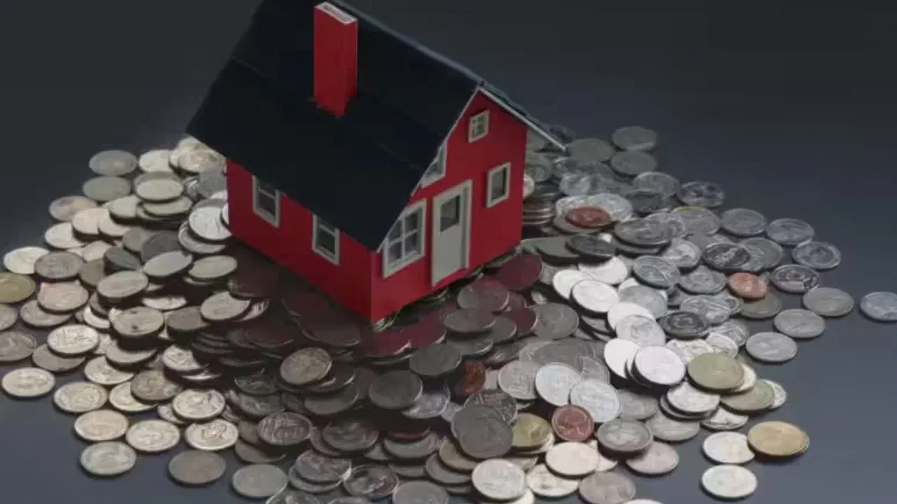 જો તમે હમણાં જ તમારી કારકિર્દી શરૂ કરી રહ્યા છો અથવા તમારી પાસે સ્થિર નોકરી નથી, તો ભાડાપટ્ટે શ્રેષ્ઠ વિકલ્પ છે. કોઈ ડાઉન પેમેન્ટની મુશ્કેલી નથી, કોઈ લોનનો બોજ નથી. તમે જ્યારે ઇચ્છો ત્યારે ઘર બદલી શકો છો. પરંતુ એક મુશ્કેલી છે! દર વર્ષે ભાડું વધે છે, અને 10-15 વર્ષ પછી પણ, ઘર "તમારું" નથી.