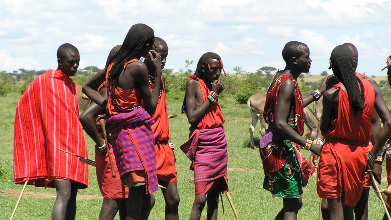 મસાઇ જનજાતિ મુખ્યત્વે કેન્યા અને તાંઝાનિયામાં રહે છે. મસાઇ લોકોને તેમના લાલ કપડાં પરથી દૂરથી જ ઓળખી શકાય છે.