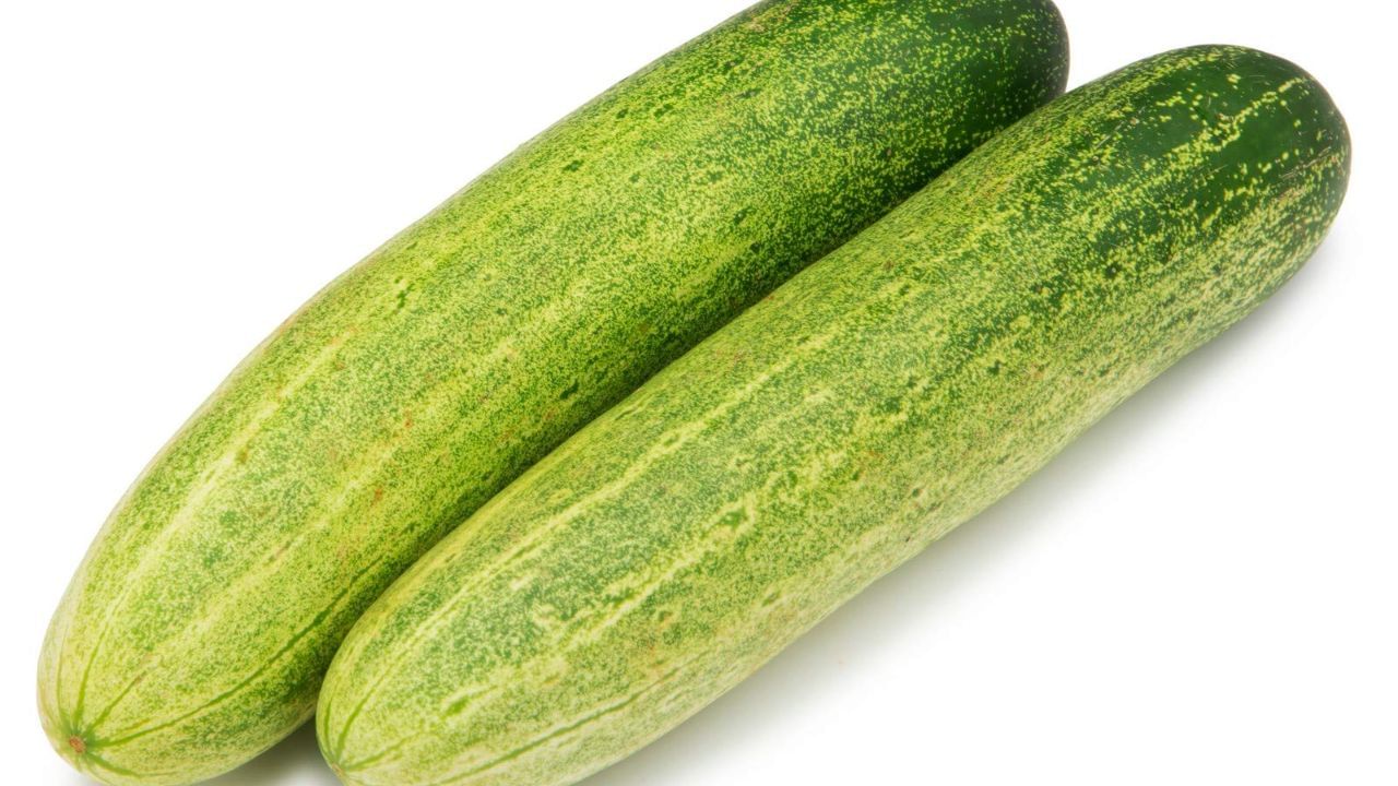 કાકડીઓ યુરિક એસિડનું સ્તર ઘટાડવામાં મદદ કરે છે. તેમાં લગભગ 95% પાણી હોય છે. કાકડીઓ યુરિક એસિડને પાતળું કરવામાં અને લાધુશંકા દ્વારા તેને બહાર કાઢવામાં મદદ કરે છે.