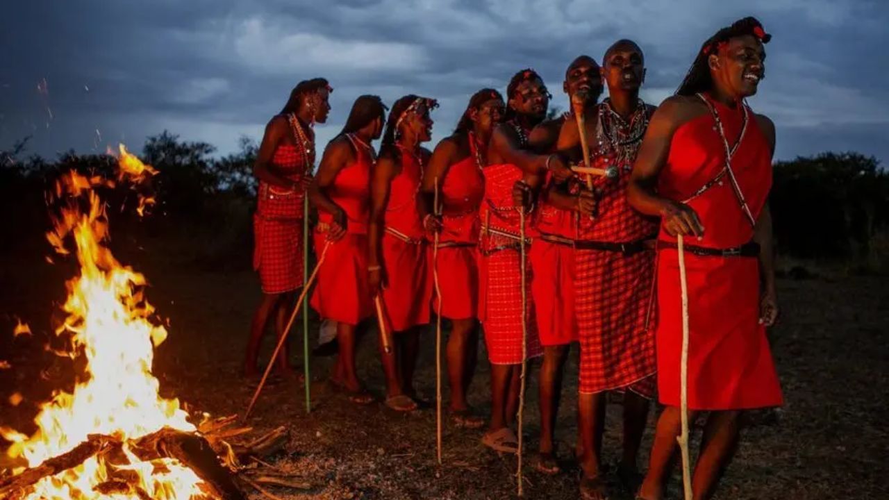 આફ્રિકામાં આવી જ એક જનજાતિ વસે છે જે  કેન્યામાં અને તેની આસપાસ રહેતા મસાઇ લોકો છે, જેમણે સદીઓ જૂની પરંપરાને આજે પણ જાળવી રાખી છે.