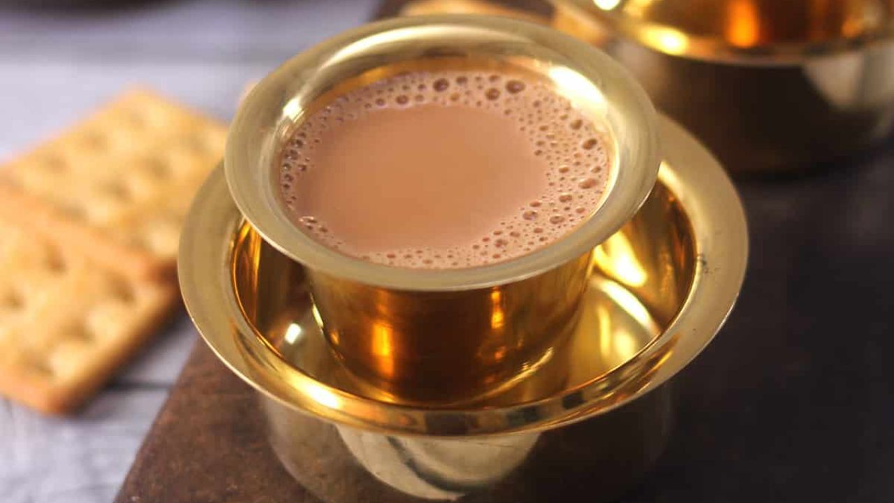 ચાને સ્વસ્થ બનાવવા માટે લો ફેટ વાળા દૂધનો ઉપયોગ કરો. સામાન્ય રીતે ફુલ-ફેટ દૂધ કરતાં ટોન્ડ અથવા સ્કિમ્ડ દૂધ ચા માટે વધુ યોગ્ય માનવામાં આવે છે. તમે ચા માટે બદામ, સોયા અથવા ઓટ મિલ્કનો પણ ઉપયોગ કરી શકો છો. આ દૂધ હલકું અને પચવામાં સરળ હોય છે, જે ચાની ક્રીમી રચના જાળવી રાખે છે.