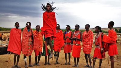  આફ્રિક ખંડ એ વિશ્વની સૌથી અનોખી જનજાતિઓનું ઘર ગણાય છે. આમાંની ઘણી જનજાતિઓ આજે પણ અત્યંત ગુપ્ત રીતે એકદમ અલગારી જીવન જીવી રહી છે. તેમને બાકીની દુનિયા સાથે કંઈ લેવાદેવા જ નથી. 