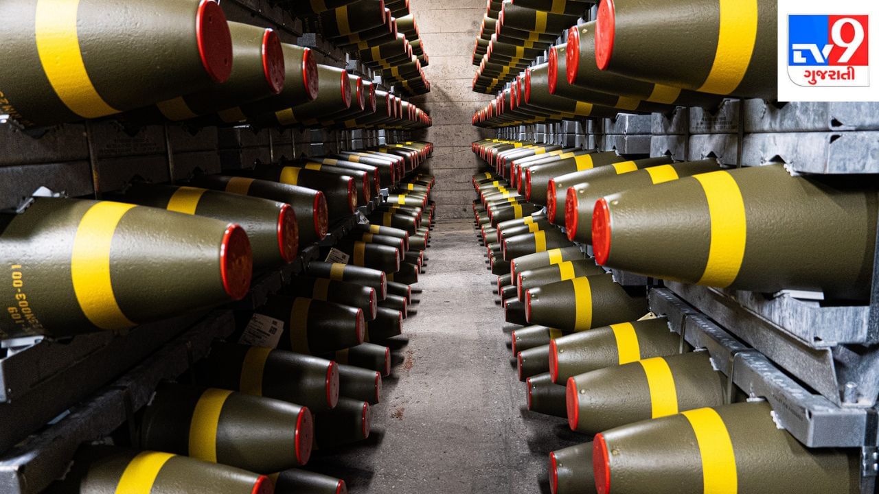 વિસ્ફોટકો એવા રાસાયણિક સંયોજનોથી બનેલા હોય છે જે સમય જતાં ધીમે ધીમે તેમની સ્થિરતા ગુમાવે છે. ગરમી, ભેજ અને લાંબા સમય સુધી સંગ્રહ આ રસાયણોનું વિઘટન કરે છે. જૂનો બોમ્બ યોગ્ય સમયે ફૂટી શકતો નથી અથવા હેન્ડલિંગ અથવા પરિવહન દરમિયાન સ્વયંભૂ વિસ્ફોટ થઈ શકે છે.