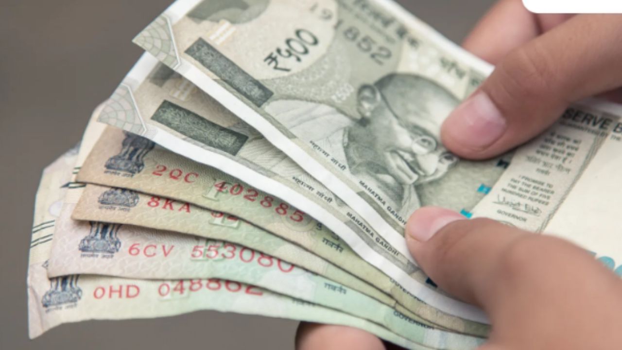 આ વખતે નવું શું છે?: આ વખતે, સરકાર ઇચ્છે છે કે પગાર ફક્ત ફુગાવા અથવા વરિષ્ઠતા દ્વારા જ નહીં, પણ કામગીરી દ્વારા પણ નક્કી કરવામાં આવે. આનો અર્થ એ છે કે સારું પ્રદર્શન કરનારા કર્મચારીઓને વધુ લાભ મળી શકે છે. જો કે, નિષ્ણાતો કહે છે કે સરકારી પ્રણાલીમાં કામગીરી આધારિત પગાર લાગુ કરવો મુશ્કેલ બનશે, કારણ કે દરેક કર્મચારીની જવાબદારીઓ અને કાર્યભાર અલગ અલગ હોય છે.