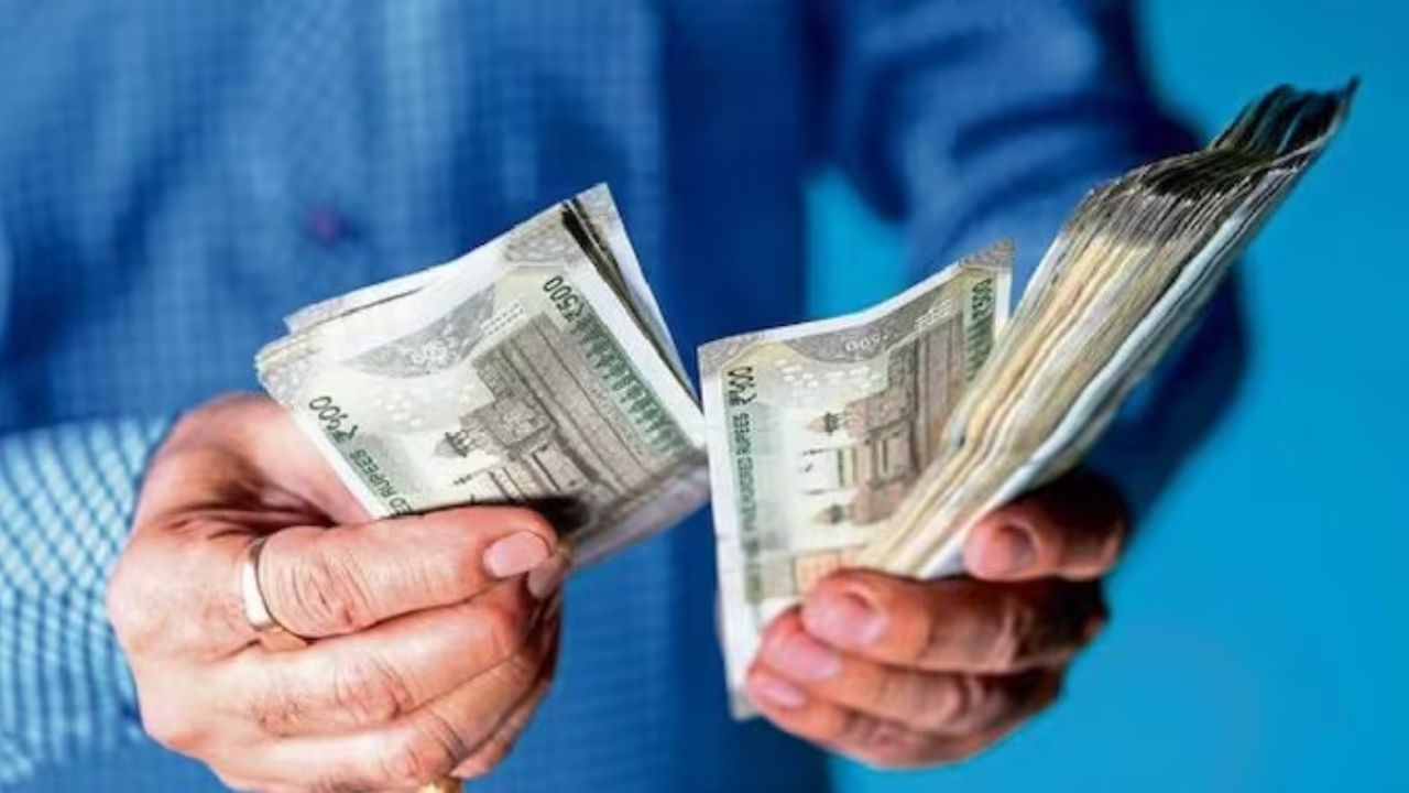 કોને ફાયદો થશે?: 8મું પગાર પંચ ફક્ત કેન્દ્ર સરકારના કર્મચારીઓ સુધી મર્યાદિત નથી. તેના કાર્યક્ષેત્રમાં કેન્દ્ર સરકારના ઔદ્યોગિક અને બિન-ઔદ્યોગિક કર્મચારીઓ, સંરક્ષણ દળોના સભ્યો, અખિલ ભારતીય સેવાઓ (IAS, IPS), કેન્દ્રશાસિત પ્રદેશોના કર્મચારીઓ, ઓડિટ વિભાગો અને ન્યાયિક સેવાના કર્મચારીઓનો સમાવેશ થશે.