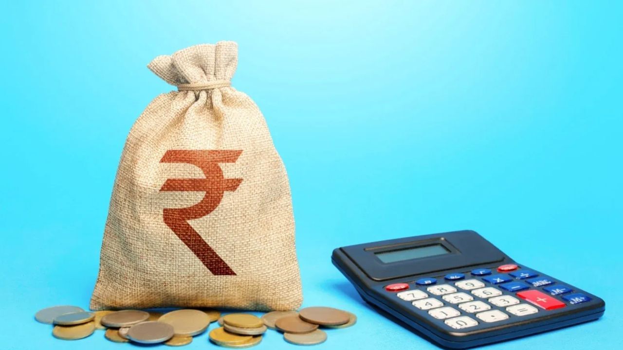 પગાર વધારા માટે નિષ્ણાતોનું ફોર્મ્યુલા: પગાર પંચની ભલામણોમાં સૌથી મહત્વપૂર્ણ પરિબળ ફિટમેન્ટ ફેક્ટર છે, જે મૂળભૂત પગાર નક્કી કરે છે. હાલમાં, લઘુત્તમ મૂળભૂત પગાર ₹18,000 છે, જેમાં 58% DA (મોંઘવારી ભથ્થું) ઉમેરવામાં આવે છે. આનો અર્થ એ થાય કે વર્તમાન કુલ પગાર આશરે ₹28,440 છે.