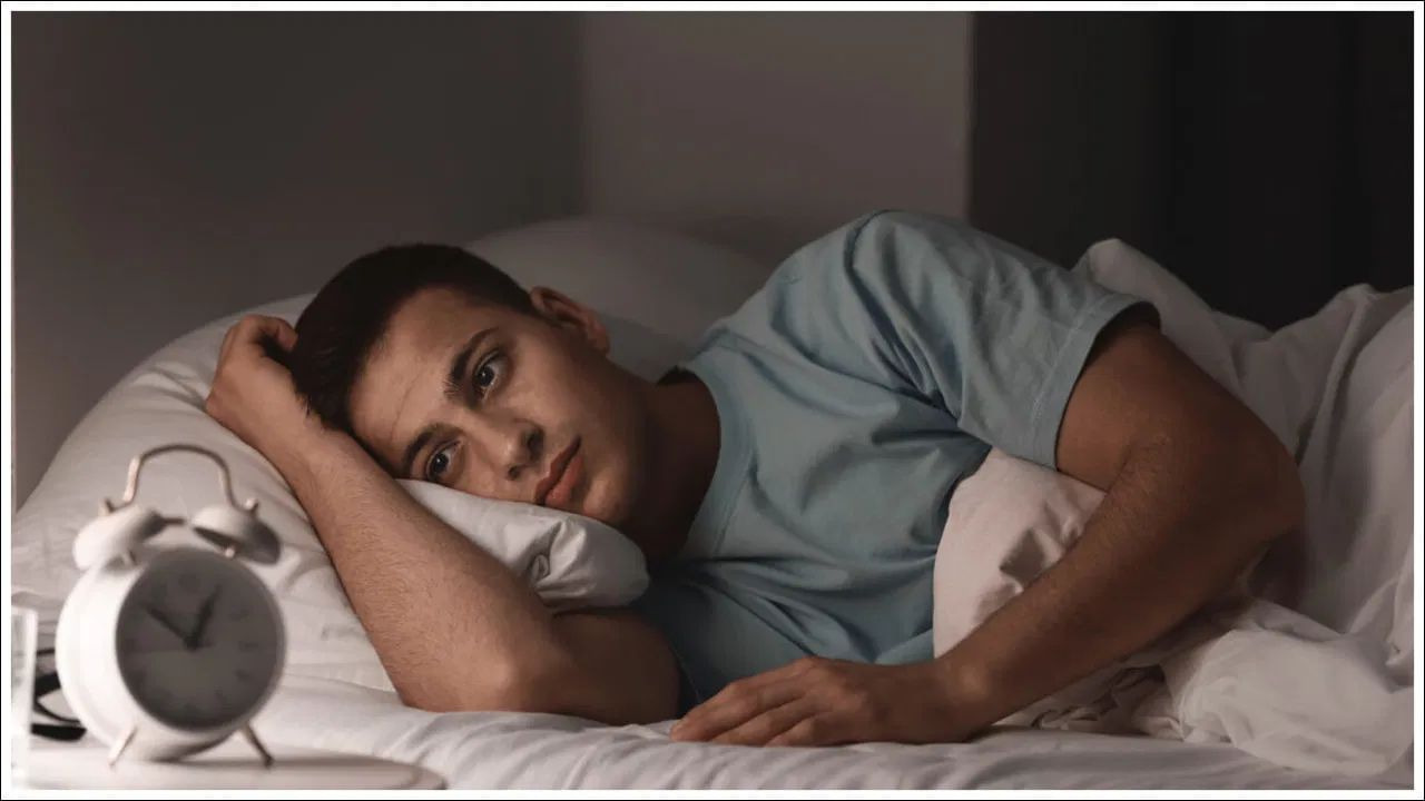 સારી ઊંઘ લેપ્ટિન અને ઘ્રેલિન જેવા ભૂખ કંટ્રોલ કરનારા હોર્મોન્સને નિયંત્રિત કરે છે. પૂરતી ઊંઘ ન મળવાથી ભૂખના હોર્મોન ઘ્રેલિનનું નિયંત્રણ ગુમાવી શકાય છે. આ હોર્મોન વધે છે, જેના કારણે તમને વારંવાર ભૂખ લાગે છે.