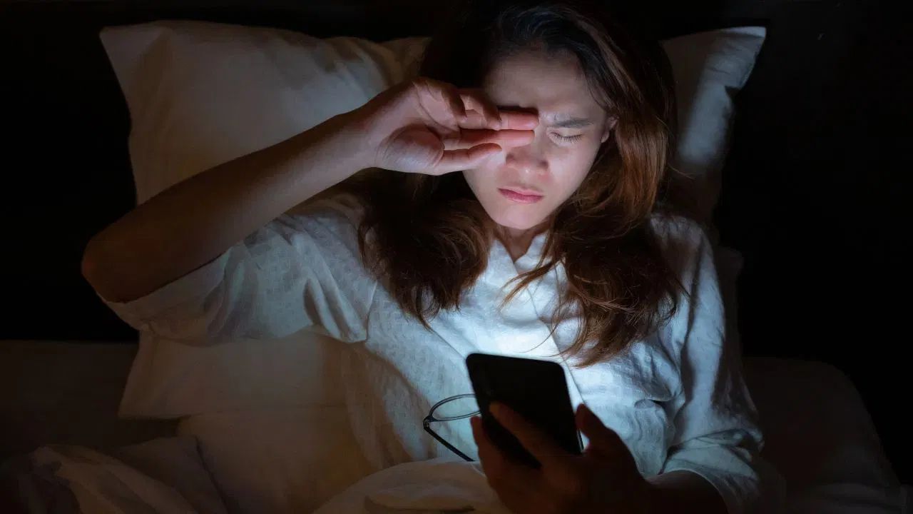 રિપોર્ટ મુજબ, રાત્રે ટીવી, મોબાઇલ ફોન અને લેપટોપમાંથી નીકળતી Blue Light તમારા મૂડને અસર કરે છે. તે શરીરમાં મેલાટોનિન હોર્મોનના ઉત્પાદનને અટકાવે છે, જે તમને ઊંઘવામાં મદદ કરે છે. આનાથી ચીડિયાપણું, મૂડ સ્વિંગ અને ડિપ્રેશન જેવી સમસ્યાઓ થઈ શકે છે.