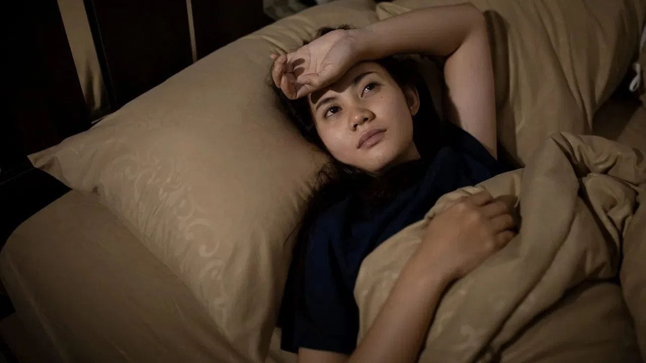 લાઇટ ચાલુ રાખીને સૂવાથી ફક્ત તમારી ઊંઘની ગુણવત્તા પર જ અસર થતી નથી પરંતુ તે અલગ અલગ પ્રકારની શારીરિક સમસ્યાઓનું કારણ પણ બની શકે છે. હેલ્થલાઇનના એક અહેવાલ મુજબ, જ્યારે તમે લાઇટ ચાલુ રાખીને સૂઓ છો, ત્યારે તમારું મગજ સંપૂર્ણ આરામ કરતું નથી. ટૂંકમાં તમારા મગજને લાગે છે કે, હજુ પણ દિવસ ચાલી રહ્યો છે. હવે આના લીધે તમારા શરીરને ગાઢ ઊંઘ મળતી નથી. પરિણામે, તમે સવારે થાકેલા જેવું અને સુસ્ત અનુભવો છો.