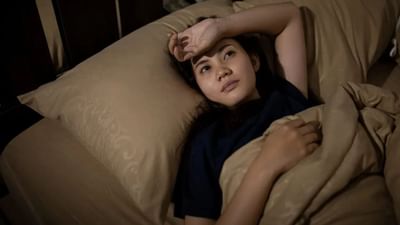 લાઇટ ચાલુ રાખીને સૂવાથી ફક્ત તમારી ઊંઘની ગુણવત્તા પર જ અસર થતી નથી પરંતુ તે અલગ અલગ પ્રકારની શારીરિક સમસ્યાઓનું કારણ પણ બની શકે છે. હેલ્થલાઇનના એક અહેવાલ મુજબ, જ્યારે તમે લાઇટ ચાલુ રાખીને સૂઓ છો, ત્યારે તમારું મગજ સંપૂર્ણ આરામ કરતું નથી. ટૂંકમાં તમારા મગજને લાગે છે કે, હજુ પણ દિવસ ચાલી રહ્યો છે. હવે આના લીધે તમારા શરીરને ગાઢ ઊંઘ મળતી નથી. પરિણામે, તમે સવારે થાકેલા જેવું અને સુસ્ત અનુભવો છો.