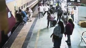 પોલીસકર્મીએ રેલવે અને પ્લેટફોર્મ વચ્ચે ફસાયેલી મહિલાને બચાવી