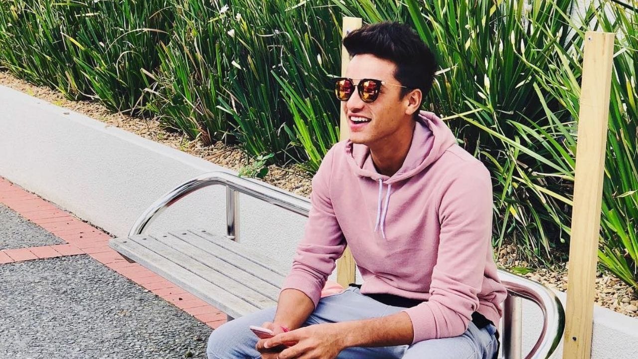 ભારતના વિસ્ફોટક ઓપનર અભિષેક શર્માના કરિયરમાં હાલમાં ગોલ્ડન પીરિયડ ચાલી રહ્યો છે. બેટથી ધમાલ મચાવ્યા બાદ તેનું નામ દુનિયાના સૌથી શ્રેષ્ઠ બેટ્સમેનમાં આવે છે. બોલરો તેને બોલિંગ કરતા ડરે છે. અભિષેક માટે ગત્ત વર્ષ શાનદાર રહ્યું છે. તેણે ભારત માટે T20માં ડેબ્યૂ કર્યું હતું.