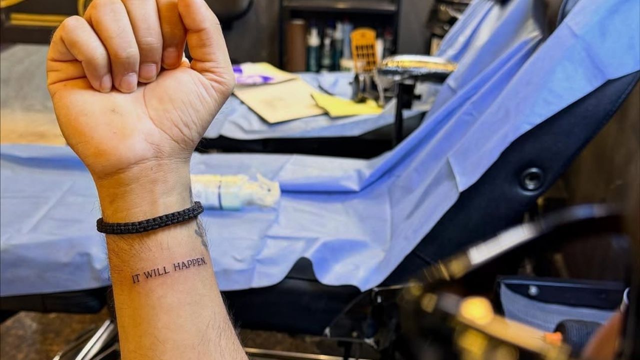 ટી20 બેટ્સમેન અભિષેક શર્માએ પોતાના હાથના કાંડામાં એક ટેટુ બનાવ્યું છે. તેમણે ટેટુ બનાવતો ફોટો ઈનસ્ટાગ્રામ પર પોસ્ટ કર્યો છે. અભિષેકે 3 શબ્દોનું ટેટુ બનાવ્યું છે. તેમણે લખ્યું છે'It Will Happen'.