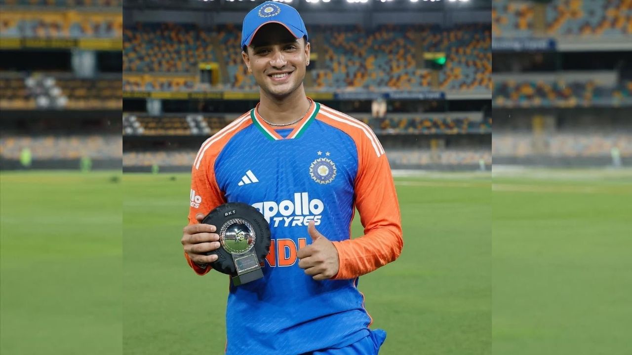 25 વર્ષના અભિષેક શર્મા સપ્ટેમ્બરમાં એશિયા કપમાં પ્લેયર ઓફ ધટૂર્નામેન્ટ રહ્યો હતો. અભિષેકે 7 મેચમાં 200ની શાનદાર સ્ટ્રાઈક રેટથી બેટિંગ કરી 314 રન બનાવ્યા હતા. તેમણે 3 ફિફ્ટી એશિયાકપમાં ફટકારી હતી. ત્યારબાદ ઓસ્ટ્રેલિયા વિરુદ્ધ 5 મેચની ટી20 સીરિઝમાં પ્લેયર ઓફ ધ સીરિઝ રહ્યો હતો.