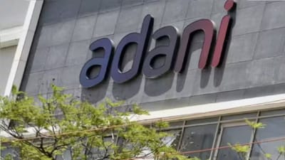 અમેરિકન શેરબજાર નિયમનકાર, SEC (સિક્યોરિટીઝ એન્ડ એક્સચેન્જ કમિશન) એ ભારતીય અબજોપતિ ગૌતમ અદાણી અને તેમના ભત્રીજા સાગર અદાણીને ઈમેલ દ્વારા સમન્સ મોકલવા માટે કોર્ટની પરવાનગી માંગી હોવાના સમાચાર બહાર આવ્યા બાદ શુક્રવારે અદાણી ગ્રુપના શેરમાં તીવ્ર ઘટાડો જોવા મળ્યો છે. યુએસ કોર્ટમાં દાખલ કરવામાં આવેલી આ અરજીથી રોકાણકારોમાં વ્યાપક ગભરાટ ફેલાયો હતો. SEC એ જણાવ્યું હતું કે તે છેલ્લા 14 મહિનાથી ભારતીય સરકારી ચેનલો દ્વારા સમન્સ બજાવવાનો પ્રયાસ કરી રહ્યું હતું, પરંતુ તે નિષ્ફળ ગયું.