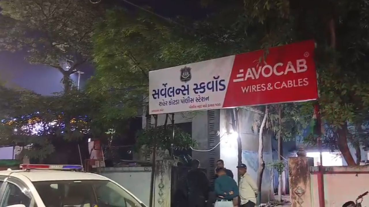 Ahmedabad : શહેરકોટડા વિસ્તારમાં 18 લાખની લૂંટ, આરોપીએ ફરિયાદીની કાર આગળ બાઈક રોકી કરી હતી બોલાચાલી, જુઓ Video