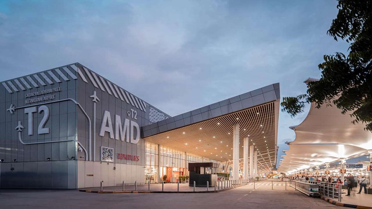 નવેમ્બર 2020 માં કામગીરી સંભાળ્યા પછી AIAL એ આરામદાયક મુસાફરી અને કાર્યક્ષમતાના નવા માપદંડો સ્થાપિત કર્યા છે. 2025 માં મુસાફરોનો ટ્રાફિક 10,133 દૈનિક મુવમેન્ટથી વધીને 36,500 થી વધુ થયો છે. એરક્રાફ્ટ ટ્રાફિક મૂવમેન્ટ (ATM) માં 117 થી 284 પ્રતિ દિવસનો તીવ્ર વધારો થયો છે.