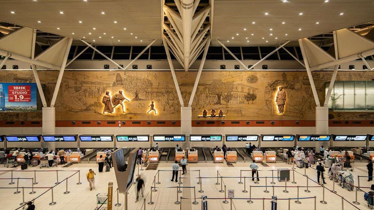 ટર્મિનલ 2, હવે એક સંકલિત સ્થાનિક અને આંતરરાષ્ટ્રીય હબ છે, જે 12 બોર્ડિંગ ગેટ, વિસ્તૃત ઇમિગ્રેશન અને સુરક્ષા ક્ષેત્રો, બાળ સંભાળ અને ટ્રાન્સફર સુવિધાઓ સાથે 49,000 ચોરસ મીટરમાં ફેલાયેલું છે.