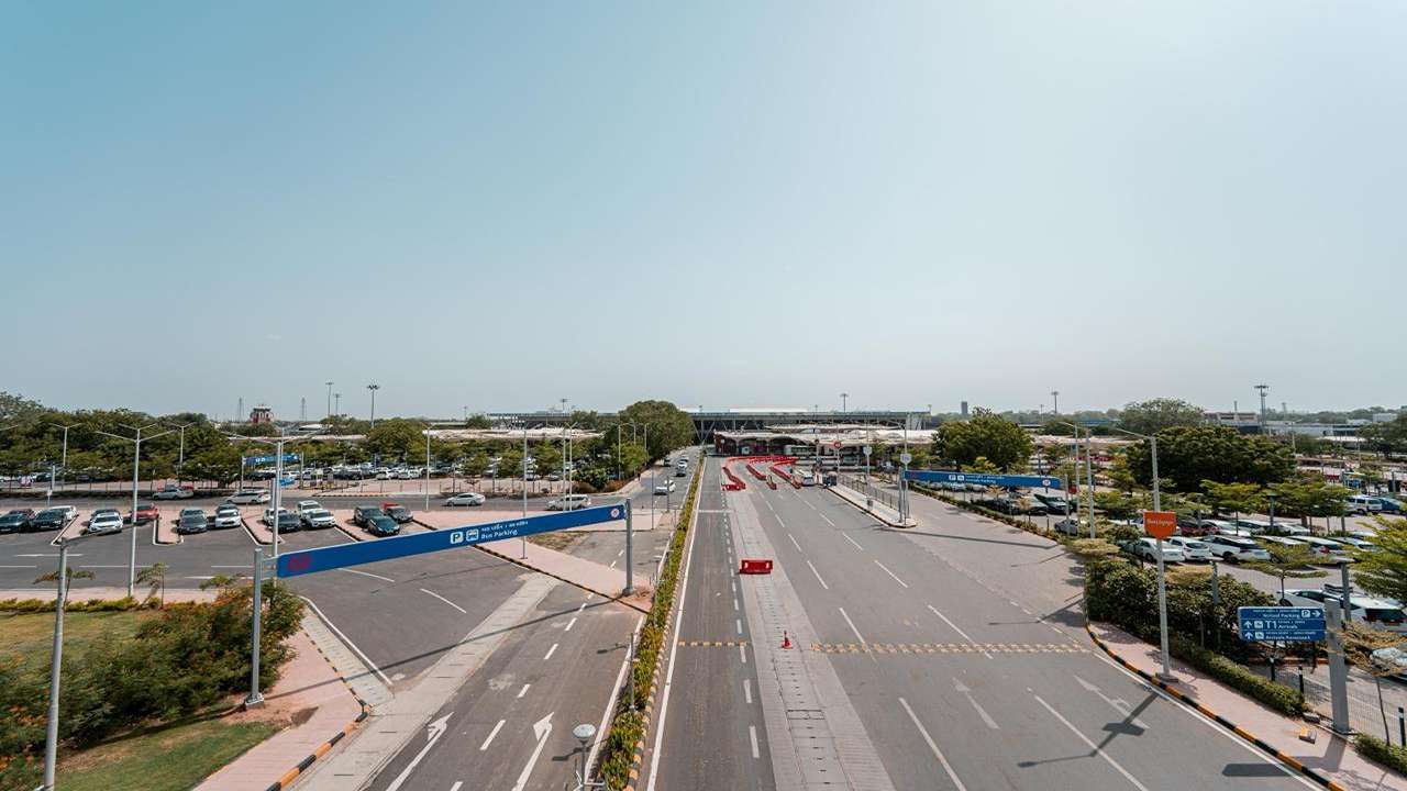 વિમાનમથકે 10 મિલિયન સલામત કાર્ય કલાકો હાંસલ કર્યા છે. તેમાં ટકાઉપણાં તરફ નોંધપાત્ર પગલાં લીધાં છે. ગ્રીન પાવર તરફ સ્વિચ કરવું, ગંદા પાણીને રિસાયક્લિંગ કરવું અને તેના મોટાભાગના વાહનોને ઇલેક્ટ્રિકમાં રૂપાંતરિત કરવા જેવી બાબતો અપનાવવામાં આવી છે.