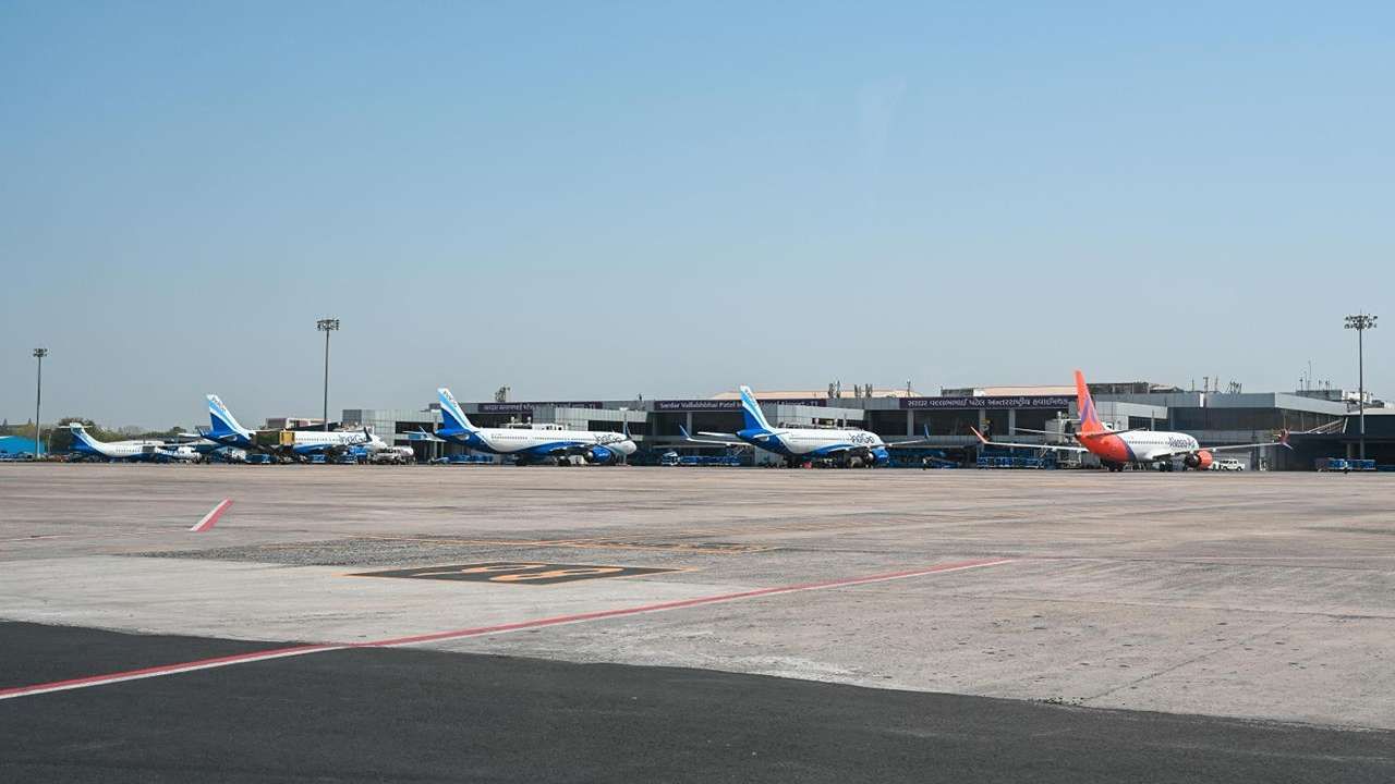 વિશિષ્ટ ચાર્ટર ફ્લાઇટ કામગીરી માટે 400 ચોરસ મીટરના વિસ્તારમાં ફેલાયેલું એક નવું જનરલ એવિએશન ટર્મિનલ રજૂ કરવામાં આવ્યું છે.