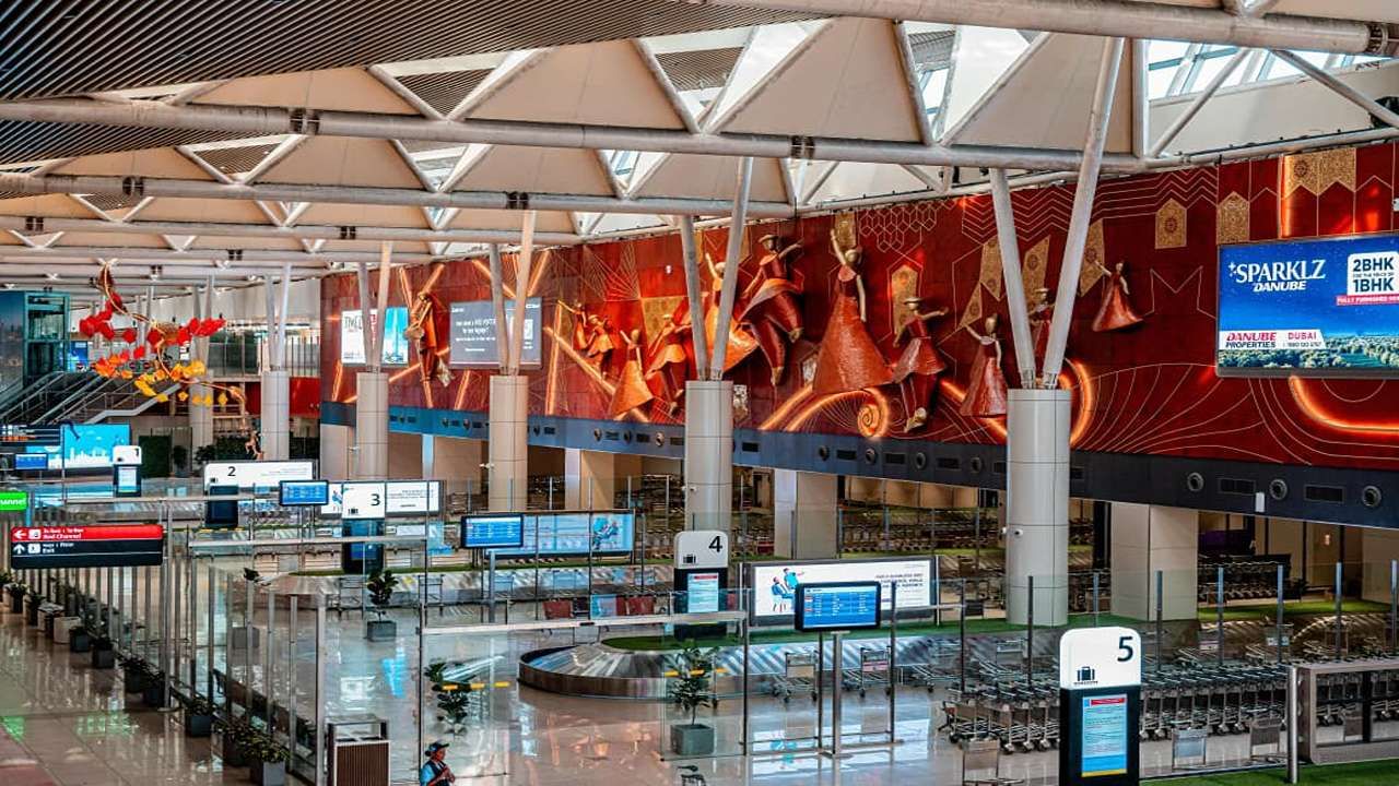 એરપોર્ટે પાંચ વર્ષમાં 30 થી વધુ પુરસ્કારો સાથે માન્યતા પ્રાપ્ત કરી છે, જેમાં ACI લેવલ 4 સર્ટિફિકેશન, બ્રિટિશ કાઉન્સિલ સેફ્ટી 5-સ્ટાર રેટિંગ અને CII ના ઝીરો વેસ્ટ ટુ લેન્ડફિલ પ્લેટિનમ સર્ટિફિકેશનનો સમાવેશ થાય છે, AIAL એ ઓપરેશનલ શ્રેષ્ઠતા, ટકાઉપણું અને મુસાફરોના આનંદમાં બેન્ચમાર્ક વધારવાનું ચાલુ રાખ્યું છે.