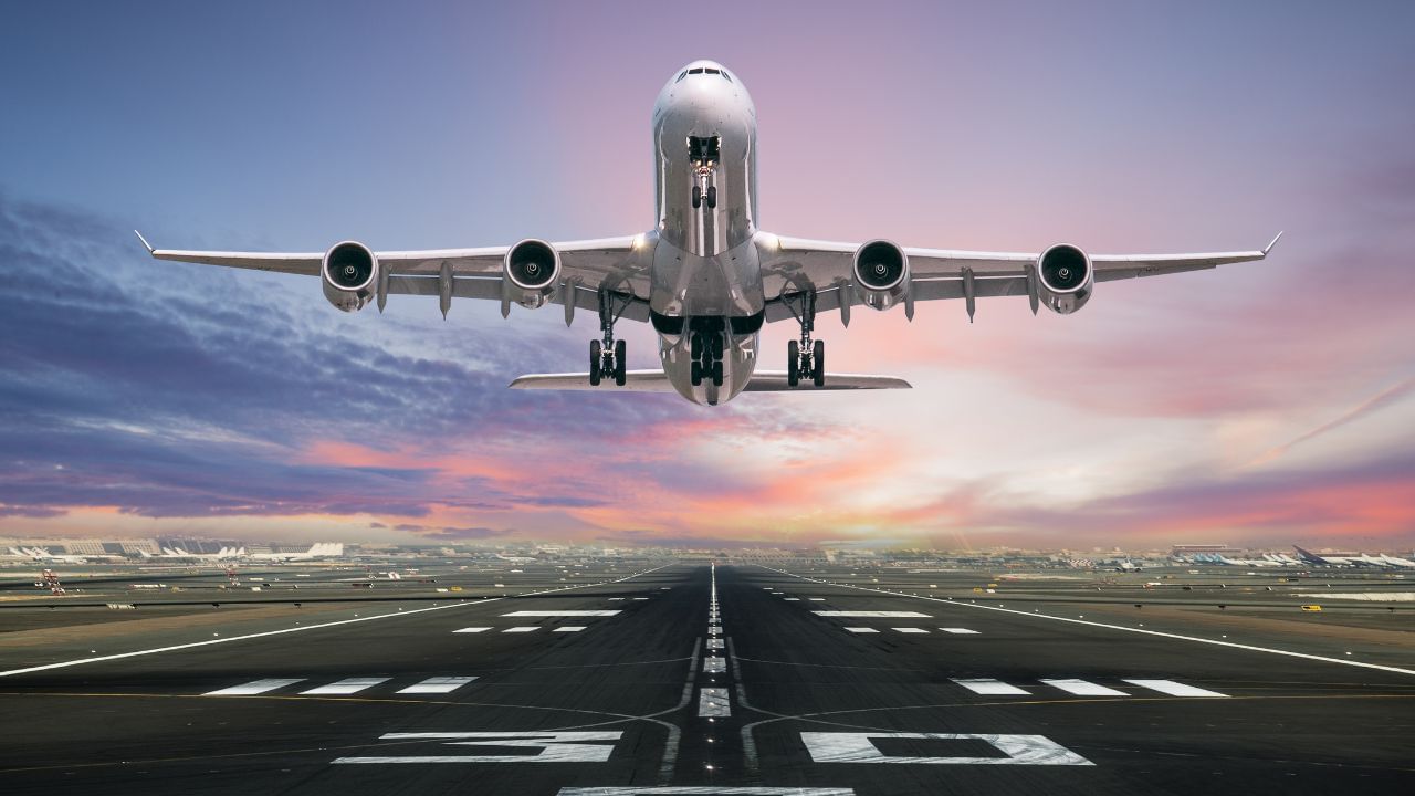 પાઇલટ્સ અને એરપોર્ટે નિયમોનું કડક પાલન કરવું જોઈએ. આ નિયમો અનુસાર, એરપોર્ટ અધિકારીઓએ વિમાનના રનવે પર ચોક્કસ નંબરો લખવા જોઈએ. આ નંબરોનો ચોક્કસ અર્થ છે. પાઇલોટ્સ વિમાનને ઉડાન ભરવા અથવા ઉતરાણ કરવા માટે આ નંબરોનો ઉપયોગ કરે છે.