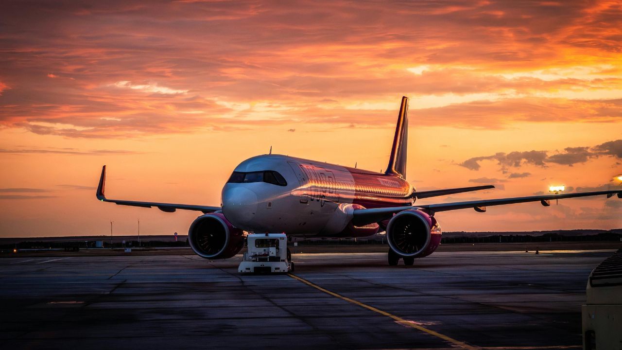 તમે વિમાનના રનવે પર મોટા આંકડા લખેલા જુઓ છો. આ પાછળ એક વૈજ્ઞાનિક કારણ છે. આ નંબરો પાઇલોટ્સ રનવેની દિશા સમજવામાં મદદ કરે છે. વધુમાં, તેઓ તેમને ટેકઓફ અને લેન્ડિંગ માટે કયા રનવેનો ઉપયોગ કરવો તે નક્કી કરવામાં મદદ કરે છે.