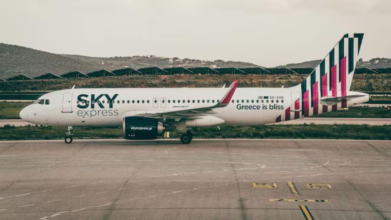 દરેક રનવેને એક પ્રમાણિત સિસ્ટમ અનુસાર નંબર આપવામાં આવે છે. જેથી કોઈપણ એરપોર્ટ પર પાઇલટ્સ ઝડપથી સમજી શકે કે કઈ દિશામાંથી ઉતરાણ કરવું અથવા ઉડાન ભરવી.
