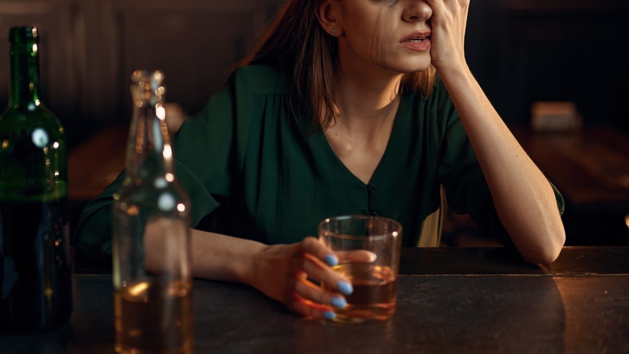 તર્ક એ છે કે આ એટલા માટે છે કારણ કે બોટલમાં વધુ ઓક્સિજન-યુક્ત હવા હોય છે, જે ઓક્સિડેશન અને વિઘટનને વેગ આપે છે.