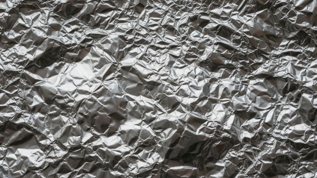 કાતરને શાર્પ કરો - જો તમારી કાતરની ધાર ઓછી થઈ ગઈ હોય અને તે બરાબર કપાતી ના હોય, તો આ હેક અપનાવો. એલ્યુમિનિયમ ફોઇલને ત્રણથી ચાર સ્તરોમાં રોલ કરીને જાડો બનાવો. આ ફોઇલને કાતર વડે વારંવાર થોડી મિનિટો માટે કાપો. આનાથી કાતરના બંને ફલક એકબીજા સાથે ઘસાશે અને કાતરની ધાર ફરીથી તીક્ષ્ણ બની જશે.