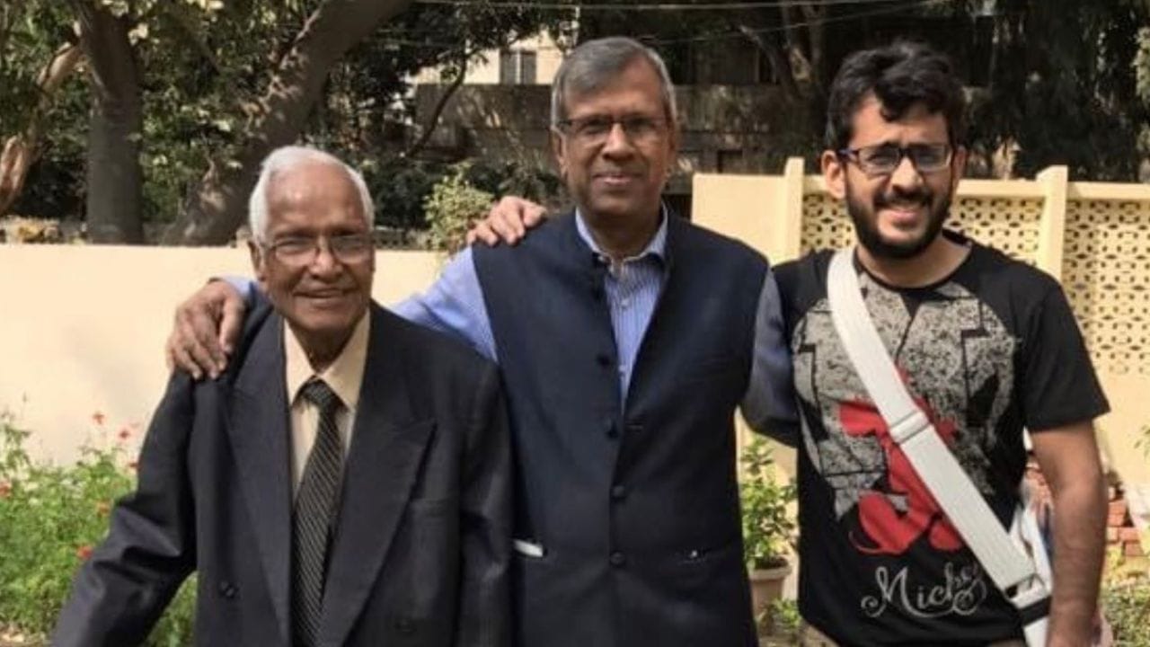  તેઓ બિઝનેસ રિયાલિટી શો શાર્ક ટેન્ક ઇન્ડિયામાં જજ અને રોકાણકાર છે. અમન ગુપ્તાનો જન્મ દિલ્હીમાં થયો હતો. તેમના પિતાનું નામ નીરજ ગુપ્તા અને માતાનું નામ જ્યોતિ કોચર ગુપ્તા છે. 