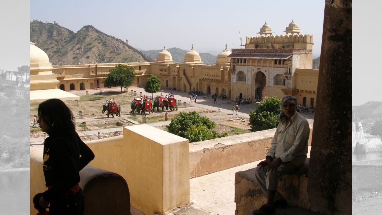 અંબર ભૂતકાળમાં મીણા શાસકોના રાજ્ય તરીકે ઓળખાતું હતું, જ્યાં સુસાવત વંશનું પ્રભુત્વ હતું. બાદમાં, દુલ્હેરાઈના પુત્ર કાકિલ દેવે સુસાવત કુળને પરાજિત કર્યા પછી ખોહમાંથી અંબરને નવી રાજધાની તરીકે વિકસાવ્યું. આ જીત સાથે અંબર પ્રદેશની રાજકીય સ્થિતિમાં મોટો ફેરફાર આવ્યો. (Credits: - Wikipedia)