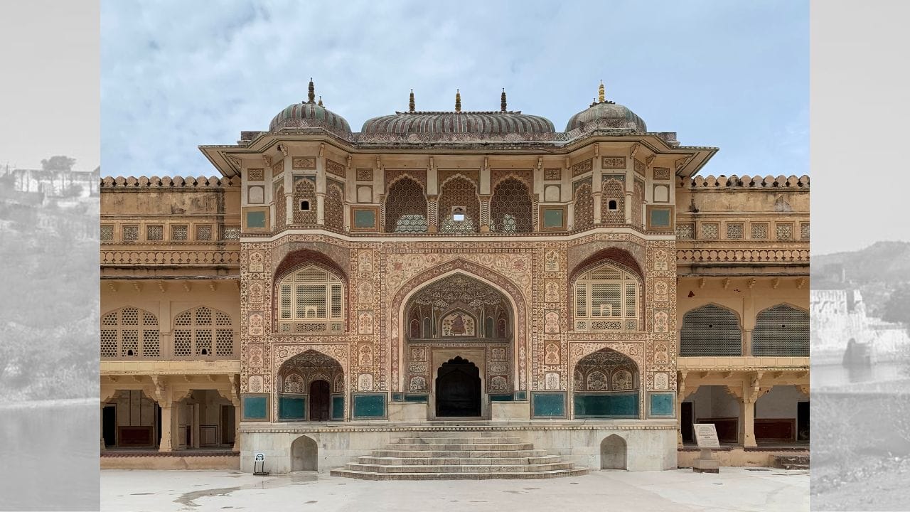 પ્રારંભિક સમયમાં આજનું જયપુર રાજ્ય અંબર અથવા ધુંધર નામથી ઓળખાતું હતું, જ્યાં પાંચ વિવિધ મીણા જાતિના સરદારોનું પ્રભુત્વ હતું. તેઓ દેવતી વિસ્તારના બરગુર્જર રાજપૂત શાસકની સત્તા સ્વીકારતા હતા. બાદમાં કછવાહ વંશના રાજકુમાર દુલ્હા રાએ મીણાઓના સ્વરાજને સમાપ્ત કર્યું, બરગુર્જરોને પણ યુદ્ધમાં પરાજિત કર્યા અને ધુંધર પ્રદેશને કછવાહ વંશના સંપૂર્ણ નિયંત્રણ હેઠળ લઈ આવ્યો. (Credits: - Wikipedia)