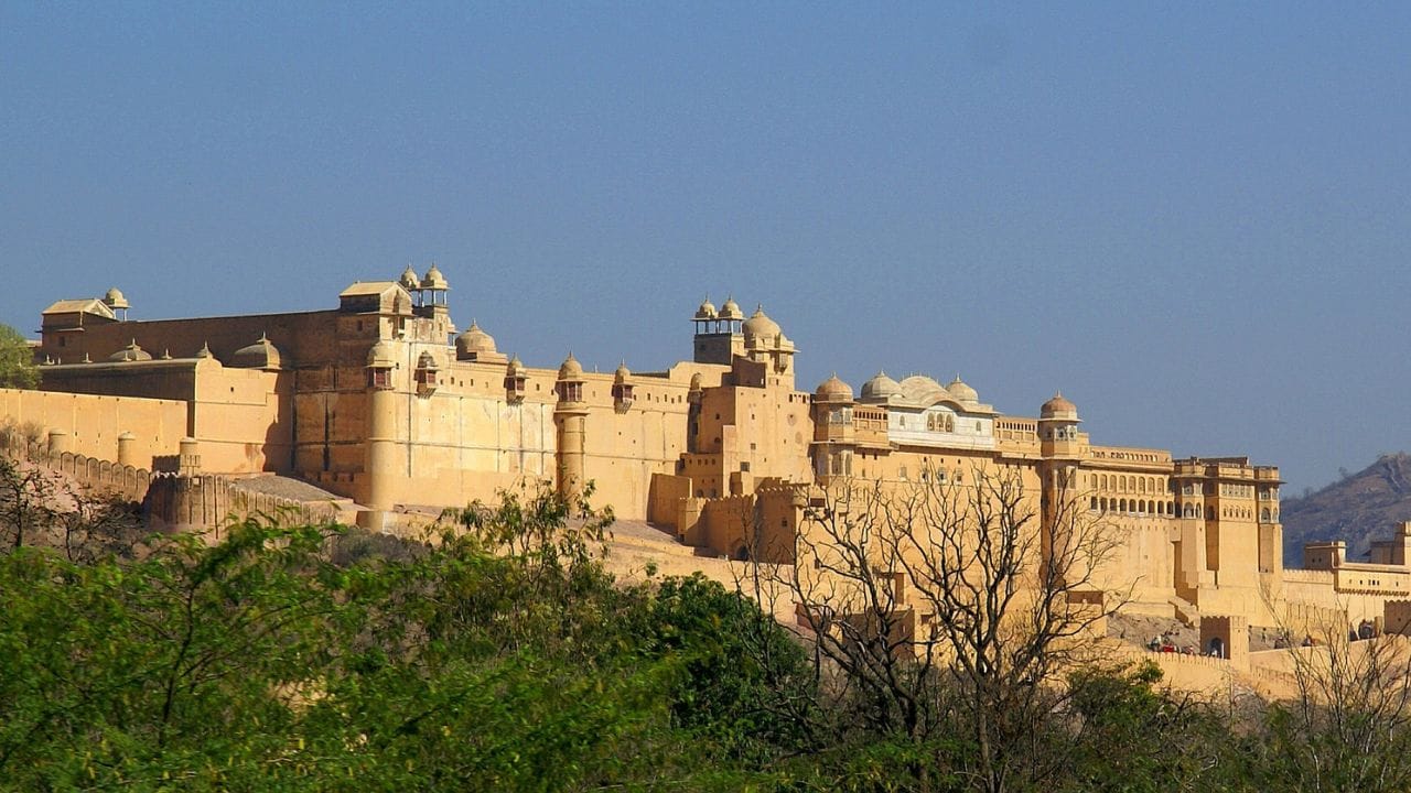 આંબેર કિલ્લાની શરૂઆતની રચના રાજા માનસિંહે કરી હતી. બાદમાં, 1600ના દાયકાની શરૂઆતમાં રાજા જયસિંહ પહેલાએ તેમાં નોંધપાત્ર વિસ્તરણ ઉમેર્યું. આગલા 150 વર્ષો દરમિયાન અનેક અનુગામી શાસકોએ કિલ્લામાં સુધારાઓ અને નવા ભાગો જોડતા તેનું રૂપ વધુ ભવ્ય બનાવ્યું.  (Credits: - Wikipedia)