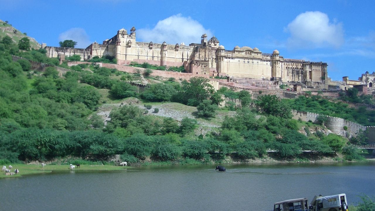 મધ્યયુગ દરમિયાન આંબેરને ધુંદર તરીકે ઓળખવામાં આવતું હતું. ઈ.સ. 1037થી લઈને 1727 સુધી આ વિસ્તારમાં કચ્છવાહ વંશનું શાસન રહ્યું, જ્યાં સુધી તેમની રાજધાનીને આંબેરમાંથી બદલીને નવા બનાવાયેલા શહેર જયપુરમાં સ્થાયી કરવામાં આવી નહોતી. આમેરનું પ્રાચીન ઇતિહાસ કચ્છવાહ શાસકો સાથે ઘનિષ્ઠ રીતે જોડાયેલું છે, કારણ કે તેમનું શક્તિશાળી રાજ્ય અહીં જ વિકસ્યું હતું. (Credits: - Wikipedia)