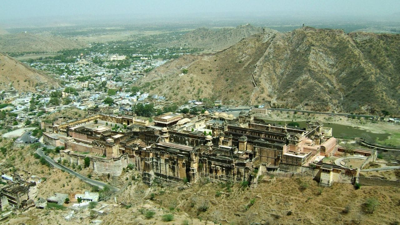 અંબર કિલ્લો, જેને સામાન્ય રીતે આમેર કિલ્લો તરીકે પણ ઓળખવામાં આવે છે, 2013માં યુનેસ્કો દ્વારા વર્લ્ડ હેરિટેજ સાઇટના દરજ્જો પ્રાપ્ત કરેલા અનેક રાજપૂત કિલ્લાઓના સમૂહનો એક મહત્વનો ભાગ છે. ( આ માહિતી વિવિધ ઐતિહાસિક તથ્યો અને સંશોધનો પર આધારિત છે.  વિગતવાર માહિતી માટે, ઇતિહાસના પ્રમાણભૂત ગ્રંથો અને સંશોધનોનો અભ્યાસ કરવો ઉચિત રહેશે.) (Credits: - Wikipedia)