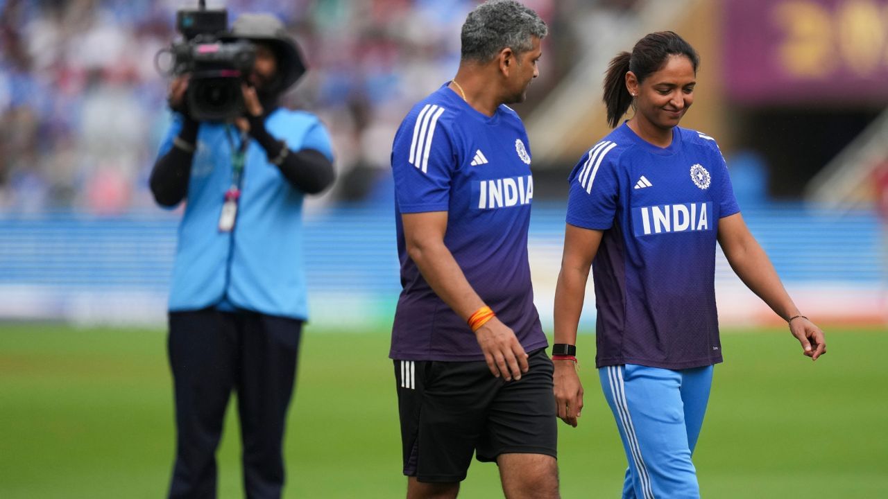 અમોલ મજુમદાર એક ભૂતપૂર્વ ક્રિકેટર છે, જે હાલમાં 50 વર્ષના છે. તેમણે સ્થાનિક ક્રિકેટમાં લાંબો સમય વિતાવ્યો, અસંખ્ય રેકોર્ડ બનાવ્યા અને અસંખ્ય રન બનાવ્યા. તેમના અનુભવે જ ભારતીય ખેલાડીઓને તેમની પ્રથમ ટ્રોફી સુધી પહોંચાડ્યા હતા.