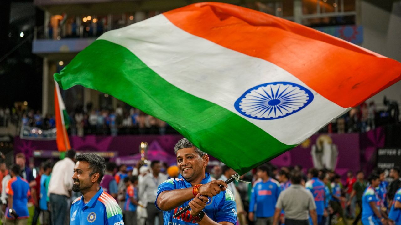 તેઓ મુખ્યત્વે જમણા હાથના બેટ્સમેન હતા.તેમણે ભારતની સ્થાનિક ફર્સ્ટ-ક્લાસ ક્રિકેટ રણજી ટ્રોફીમાં સૌથી વધુ રન બનાવવાનો રેકોર્ડ બનાવ્યો હતો, જેણે અગાઉ અમરજીત કેપીના રેકોર્ડને તોડ્યો હતો.