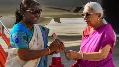 આનંદીબેન પટેલનો જન્મ 21 નવેમ્બર 1941ના રોજ ગુજરાતના મહેસાણા જિલ્લાના વિજાપુર તાલુકાના હાલના ખરોડ ગામમાં થયો હતો, તેમના પિતા જેઠાભાઈ શિક્ષક હતા.આનંદીબેન પટેલને 2 બાળકો છે. આનંદીબેન પટેલને 2 બાળકો છે. દીકરી અનાર પટેલ અને દીકરો સંજય પટેલ