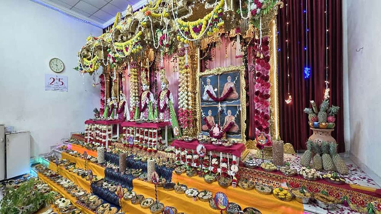 આજના આ અન્નકુટ મહોત્સવમાં દેશના વિવિધ રાજ્યના પ્રચલિત ભાતભાતના વ્યંજન સહીત કુલ 625 વાનગી ભાવપૂર્વક ભગવાન સ્વામિનારાયણ, અક્ષર પુરુષોત્તમ મહારાજ, ગુરુ પરંપરા અને મહંત સ્વામી મહારાજને ધરાવવામાં આવી હતી. 