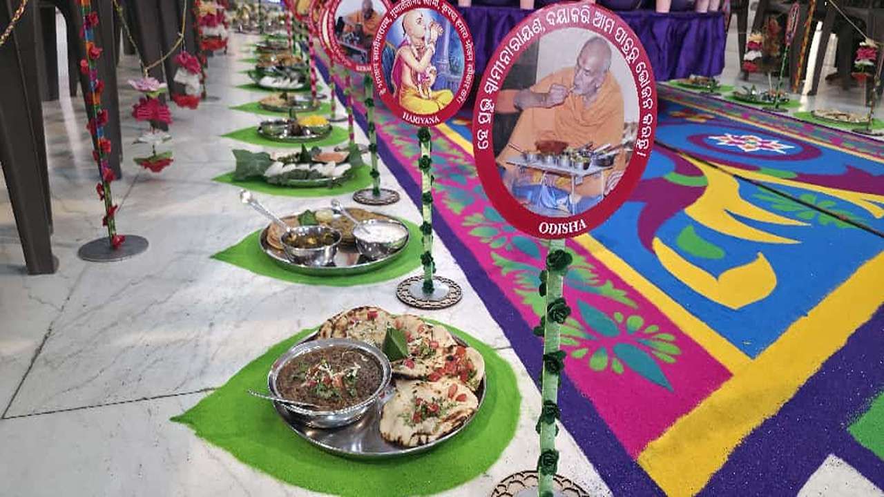 માનસી ચાર રસ્તા નજીક આવેલા સ્વામિનારાયણ મંદિર ખાતે, દેશના 25 રાજ્યની લોકપ્રિય વાનગી અન્નકુટમાં ભગવાનને ધરાવવામાં આવી હતી.