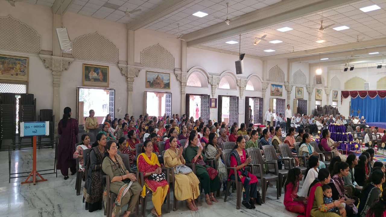 અન્નકુટમાં ધરાવેલ વાનગીઓમાંથી વિવિધ 20 પ્રકારની વાનગીઓ, સેટેલાઇટ વિસ્તારના હરિભક્તોએ પોતાના ઘરે તૈયાર કરી અને વહેલી સવારે મંદિરમાં અર્પણ કરી.