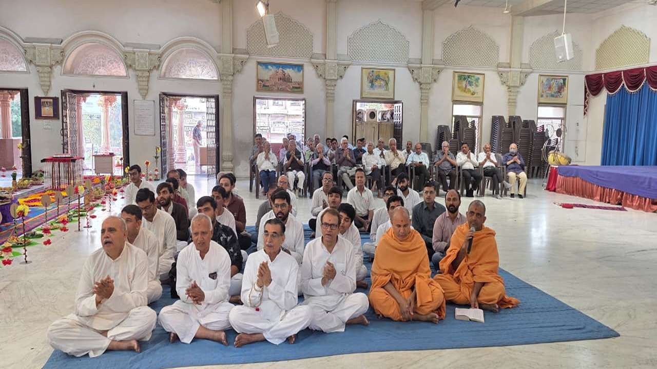 સેટેલાઇટ BAPS સ્વામિનારાયણ મંદિરના રજતજયંતિ ઉત્સવ નિમિત્તે ભક્તોએ ભગવાનના ચરણે ભક્તિ અદા કરી. વર્ષ 2001મા પ્રમુખ સ્વામી મહારાજે, સેટેલાઇટ મંદિરમાં મૂર્તિ પ્રતિષ્ઠા કરી હતી. વર્ષ 2026માં આ મંદિરનો ભવ્ય રજતજયંતિ ઉત્સવ ઉજવાશે.