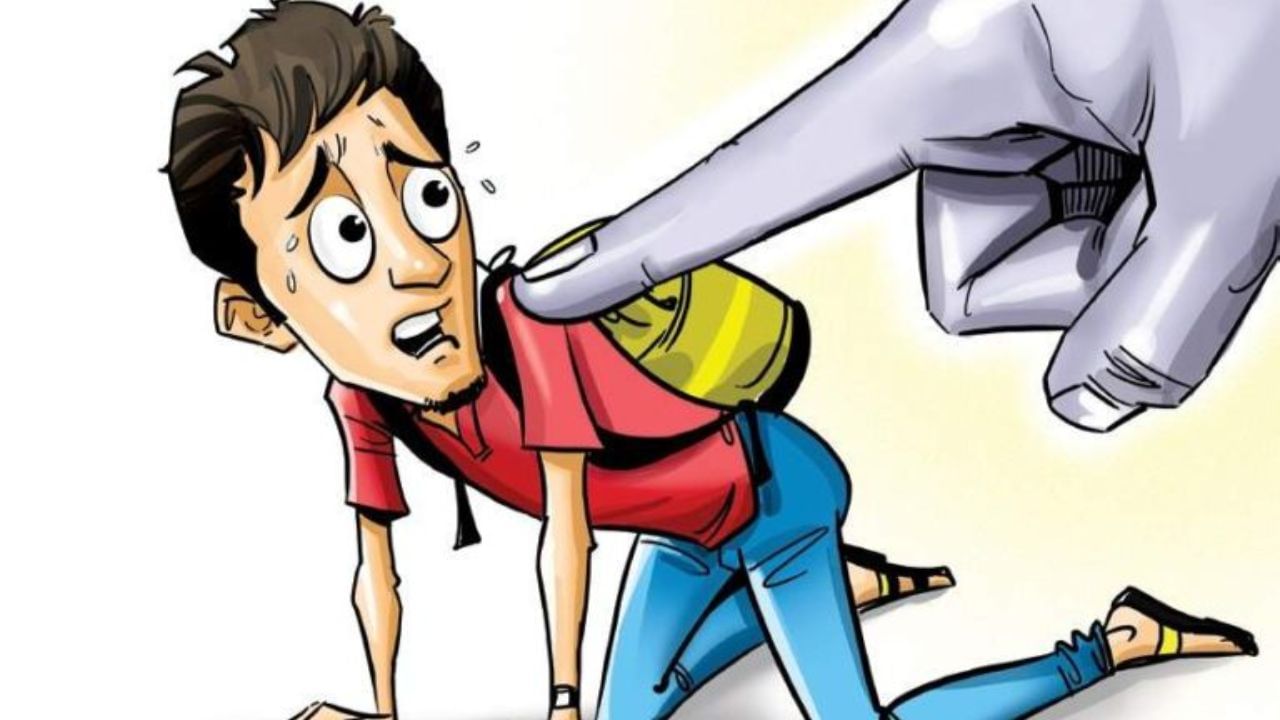 શું છે રેગિંગ?: રેગિંગ એટલે નવા વિદ્યાર્થીઓને શરમજનક, અપમાનજનક કે ભય પેદા કરે તેવી પ્રવૃત્તિઓ કરાવવા માટે દબાણ કરવું. તેમાં શબ્દો, હાવભાવ, કપડાં ઉતરાવવાનું કહેવું, દારૂ પીવા કે અશ્લીલ કામ કરવા માટે કહેવું વગેરેનો સમાવેશ થાય છે.
