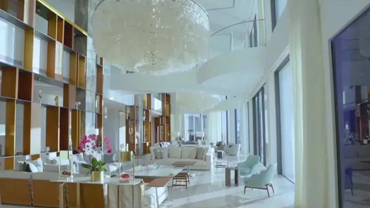 અહીં તમને જણાવી દઈએ કે એન્ટિલિયાને શિકાગો સ્થિત આર્કિટેક્ટ 'પાર્કિન્સ' દ્વારા ડિઝાઇન કરવામાં આવ્યું છે અને તેમાં 3 હેલિપેડની સુવિધા છે.